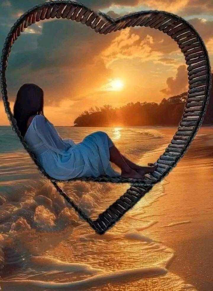 "الى الزائر بعد منتصف الليل
كنت أشتاق اليك ،
وأخفيك بين صفحات نومي.
تجيء كهمس فوق وسادتي،
وترحل تاركاً على قلبي أثراً...
لا يمحوه الصباح ."