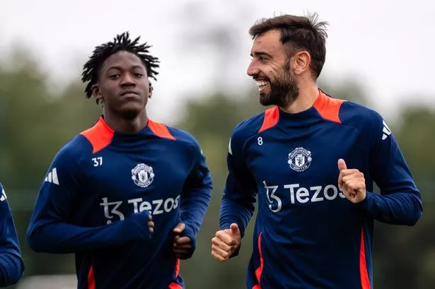 Rio Ferdinand sobre Ruben Amorim diciendo que Kobbie Mainoo está luchando el puesto con Bruno Fernandes : "Está librando una batalla perdida, ¿no es así? Porque Bruno ha sido el talismán de este equipo durante los últimos 3 o 4 años. ¿Cómo va a desplazar a alguien como él en esa