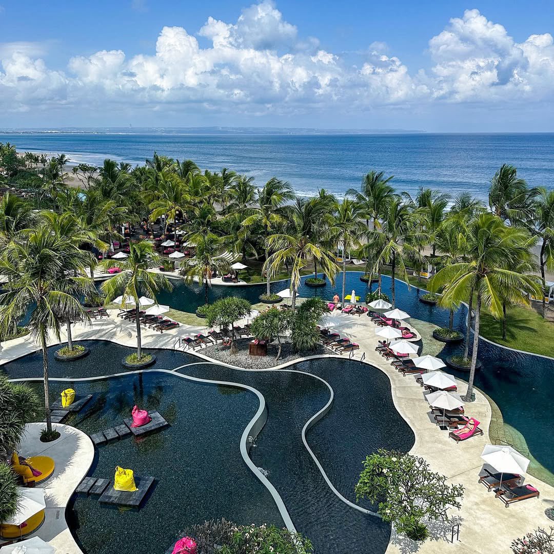 منتجع W Bali – Seminyak
من أشهر وأفخم منتجعات #بالي، بموقع مميز على شاطئ سيمينياك الحيوي
عندهم غرفة مطلة على المحيط 
والفلل راقية بمسابح خاصة وخصوصية عالية، والتصميم عصري وفخم
مناسب للعرسان واللي يحبون أجواء فخمة وحيوية بنفس الوقت، وفيه مطاعم وسبا ومسبح كبير بإطلالة البحر

نوفره