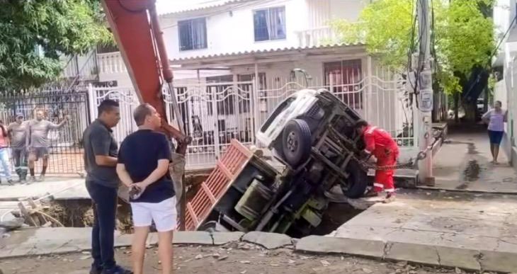 Luego del hundimiento de la calzada en el barrio Villa Alejandría,  donde cayó un camión que transportaba agua potable, nos trasladamos al lugar y con la ayuda de la maquinaria amarilla y el grupo de  trabajo de la <a href="/OgriccOficial/">OgriccOficial</a>, logramos la extracción de este vehículo.