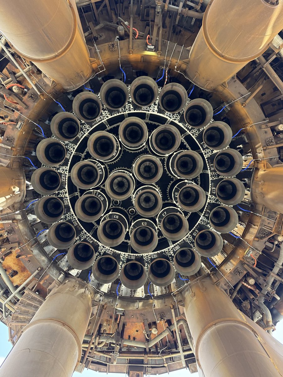 Under Starship, 33 Raptor engines, a masterpiece of engineering 🤩
