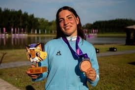 andrupina's tweet photo. @idendeportiva @asu2025Oficial Saquen a esa chica que no es Lucrecia Amoroso, ni siquiera tiene la pechera de los panamericanos.
Acá se las dejo con su medalla https://t.co/4YVH60Kzw4