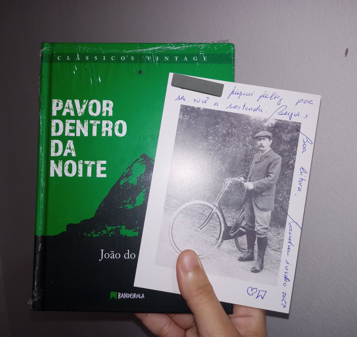DghugoGhugo's tweet photo. Dia 12 de agosto chegou na minha casa o livro da @EditBandeirola que ganhei no sorteio por ter apoiado o projeto deles que esta em campanha do catarse.

(Tirei foto e tudo, mas esqueci de postar, perdão estive muito ocupada esse mês 😥) https://t.co/njIm50P3Xx