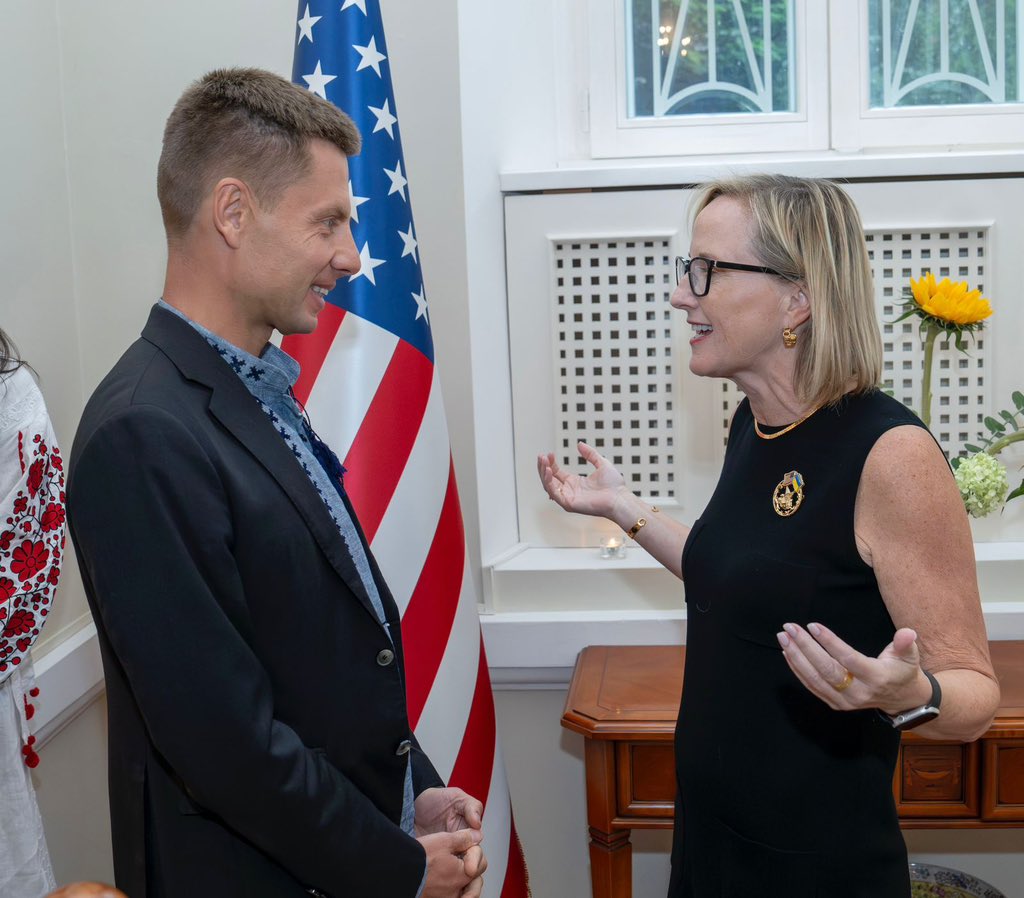 Met with U.S. Ambassador to Ukraine Julie Davis.

We discussed the possibilities of achieving peace and the initiatives of the United States and President Trump.

I am grateful to the United States for its commitment to peace. Ukrainians highly appreciate what our partners are