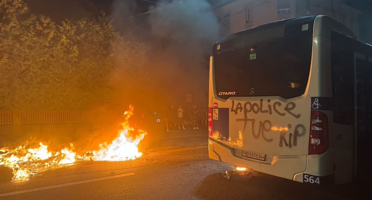 🚨🇨🇭🔥 FLASH - Un appel circule pour ce soir à Lausanne : une « flashmob patriote », où les participants doivent cacher des drapeaux suisses/vaudois et les sortir au signal. Présentée comme riposte aux violences de Prélaz, l’initiative, liée à l’extrême droite, inquiète alors que