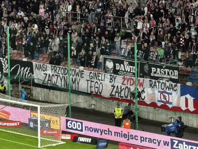 Davamız Kudüs® (@davamkudus) on Twitter photo Polonya Futbol Ligi'ndeki bir maçta taraftarların tribünlerde aştığı bir pankart:
"Dedelerimiz, yahudileri kurtarmak için öldüler.
Bunu yaptıklarına pişman olmaya başlıyoruz."
(<a href="/Poland_Based/">Based Poland 🇵🇱</a>) Polonya Futbol Ligi'ndeki bir maçta taraftarların tribünlerde aştığı bir pankart:
"Dedelerimiz, yahudileri kurtarmak için öldüler.
Bunu yaptıklarına pişman olmaya başlıyoruz."
(<a href="/Poland_Based/">Based Poland 🇵🇱</a>)