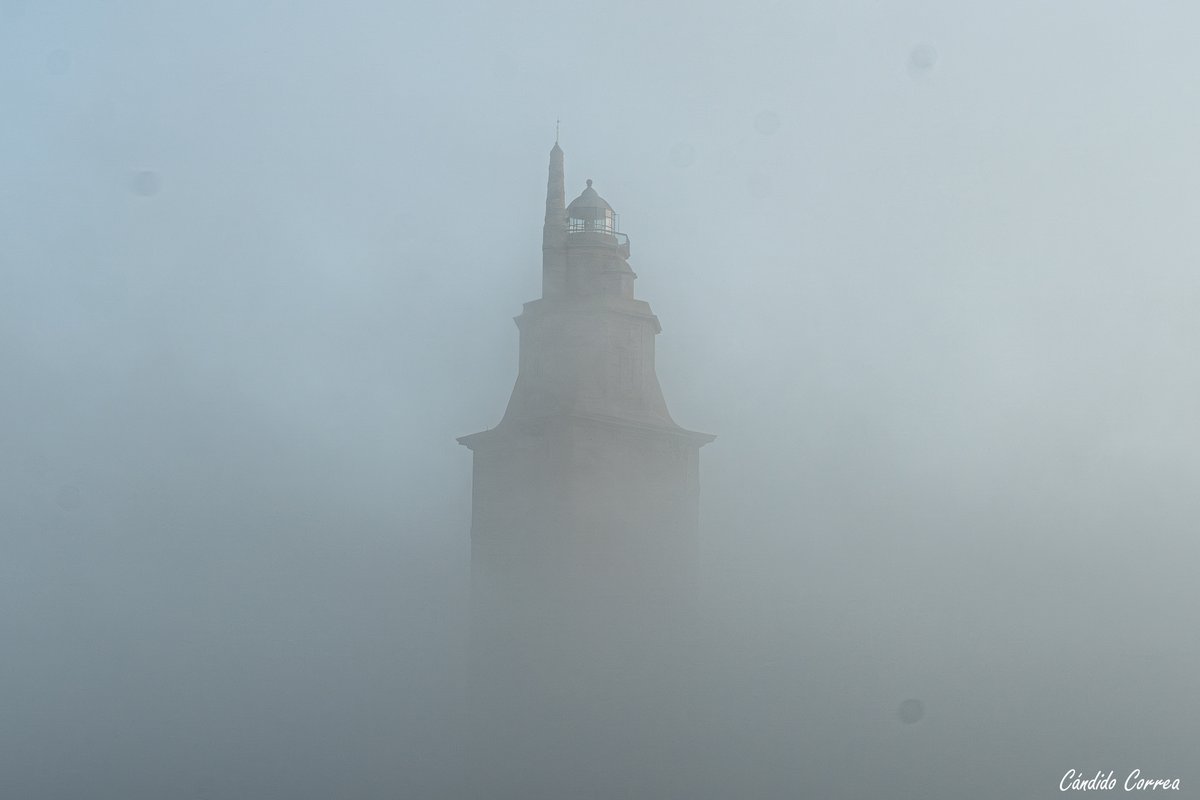 Hoy la #TorreDeHércules jugando al escondite #Coruña