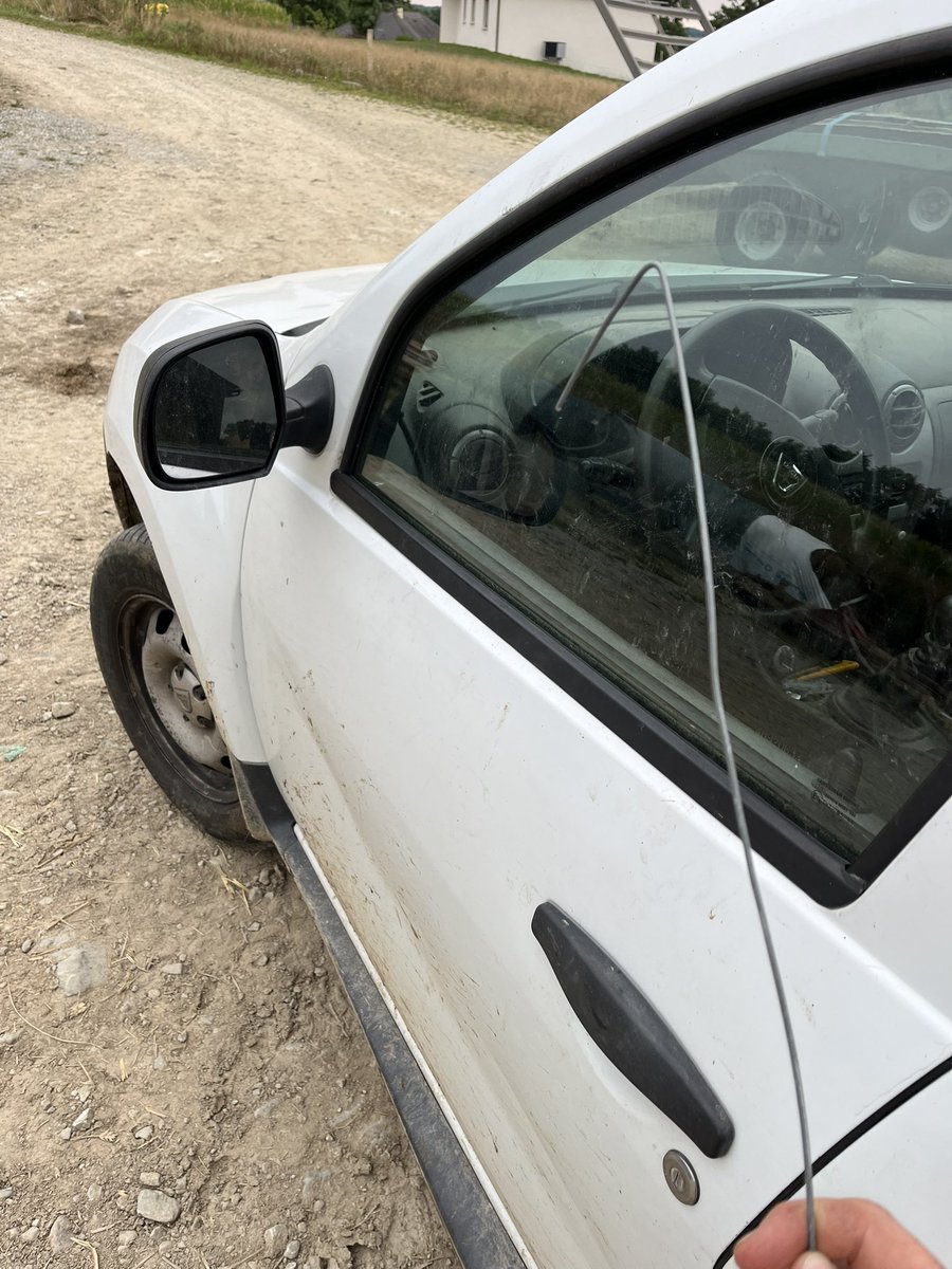 seb (@sebfr23) on Twitter photo activité manuelle pour occuper une fin d aprem ? 
Réparer la boulette de N2 qui a fermé les clés ds la voiture 😅
C'était une première et en moins de cinq minutes, c'était réglé 
un conseil : ne rien laisser de valeur ds un duster quelqu'un qui s'y connaît, ouvre ça en 30 sec activité manuelle pour occuper une fin d aprem ? 
Réparer la boulette de N2 qui a fermé les clés ds la voiture 😅
C'était une première et en moins de cinq minutes, c'était réglé 
un conseil : ne rien laisser de valeur ds un duster quelqu'un qui s'y connaît, ouvre ça en 30 sec