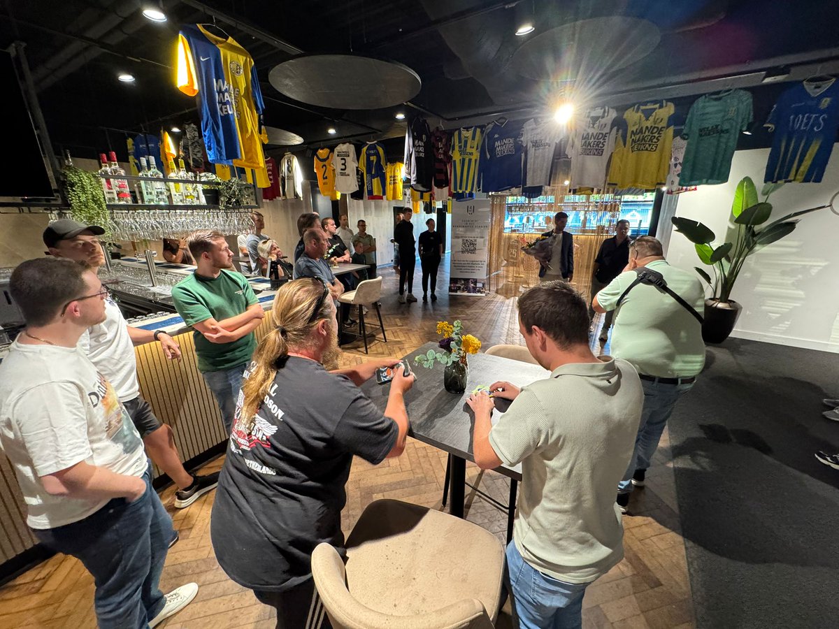 🏟️ Gezellige drukte in het Mandemakers Stadion bij dag 1 van de expositie '85 x RKC Waalwijk'. Vanavond nog te bezoeken tot 21.30 uur, morgen en woensdag van 8.30 tot 19.40 uur. Gratis entree!