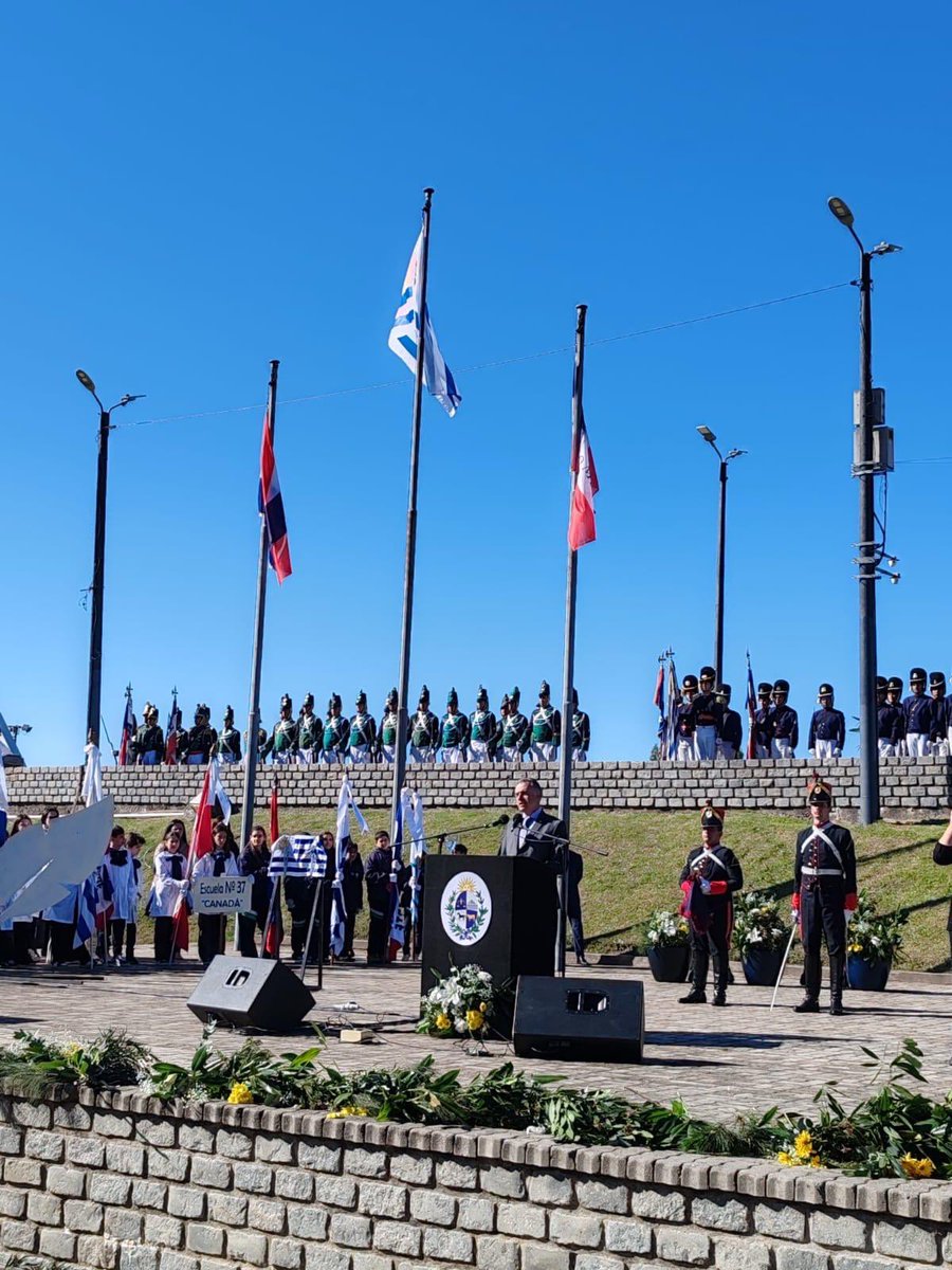 Felicitaciones a todos los uruguayos en el 200° aniversario de la Declaratoria de Independencia. Un honor participar del acto en Florida celebrando esta fecha histórica <a href="/PajaroEnciso/">Carlos Enciso Christiansen</a> <a href="/FloridaIDF/">Intendencia de Florida</a>