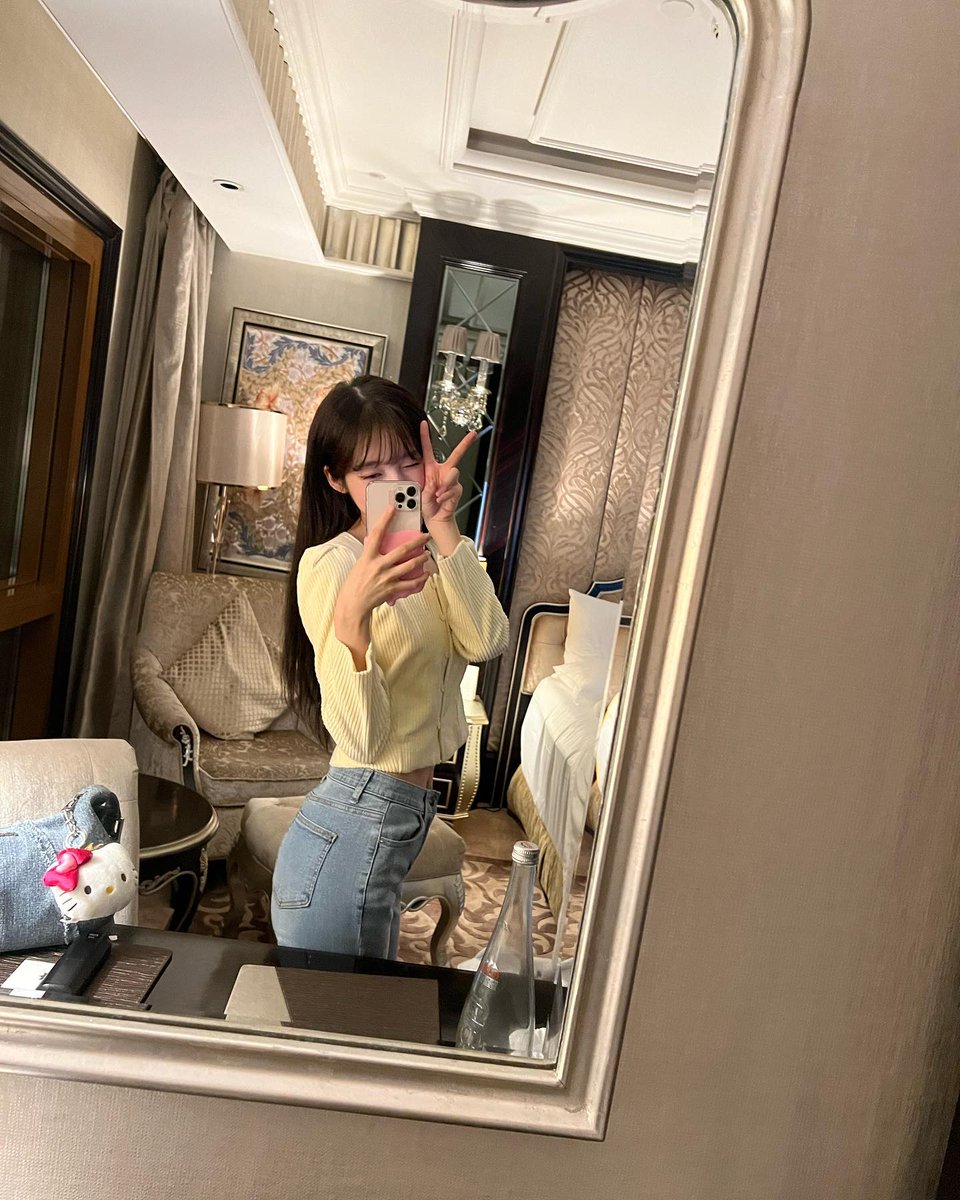 heejinik's tweet photo. Mirror on the wall, who's the fairest of them all? The answer is me, with my charming bangs in front of the mirror! https://t.co/EFvf39RiXj