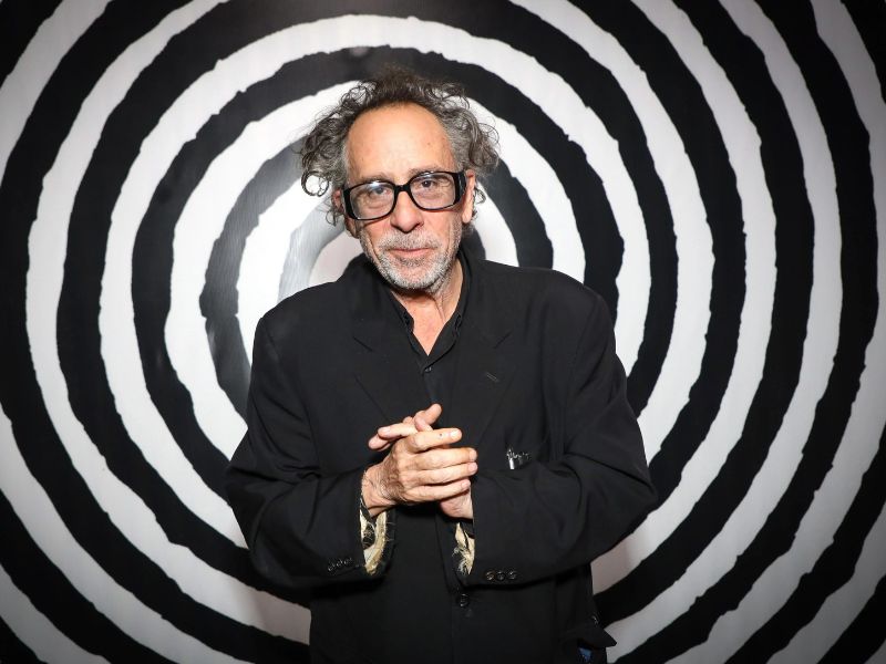 En los sótanos de Disney, un joven animador dibujaba cadáveres con alma.

Mientras el estudio del ratón soñaba con canciones, idilios, parajes de ensueño y finales felices…, él imaginaba perros muertos, niños góticos y mundos de sombras.

Hoy, exhumamos el archivo que Disney