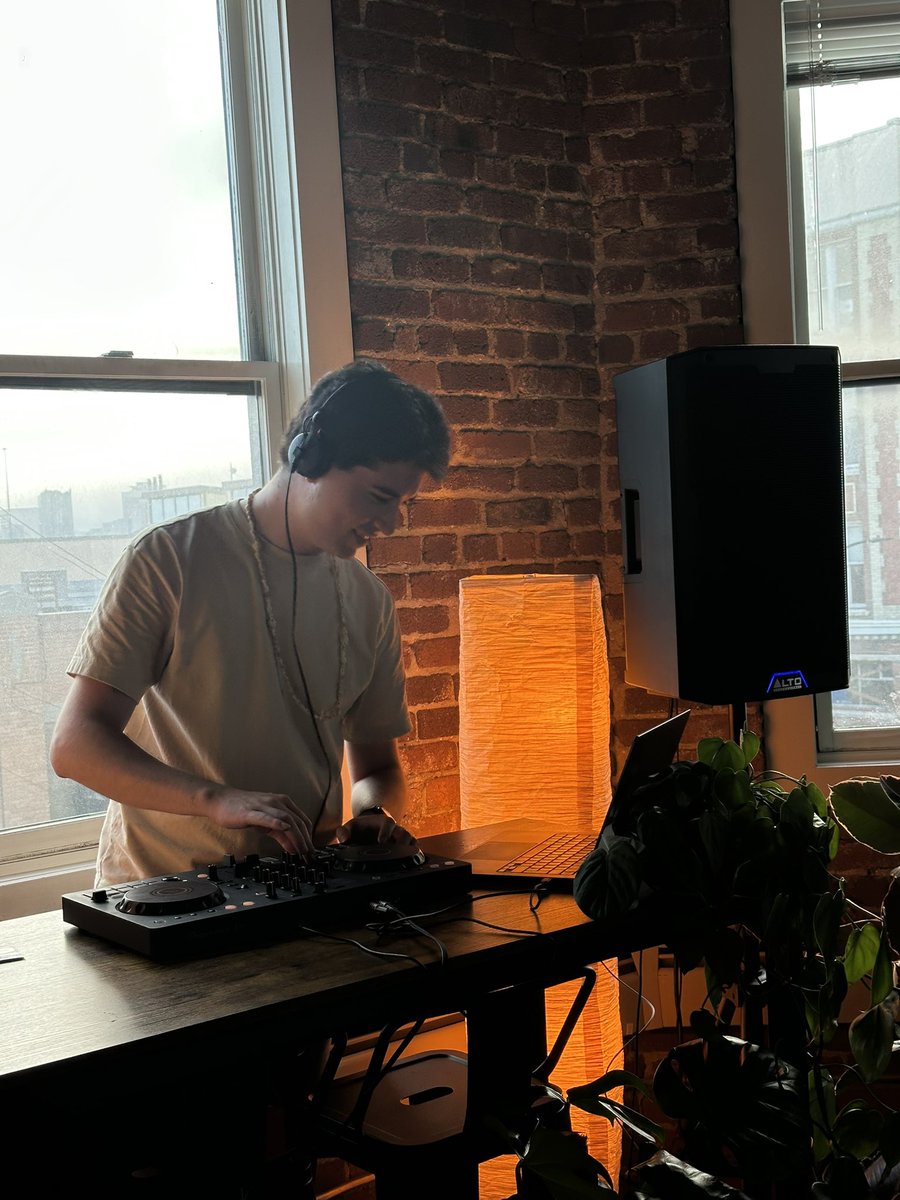 Kent Williams tweet media