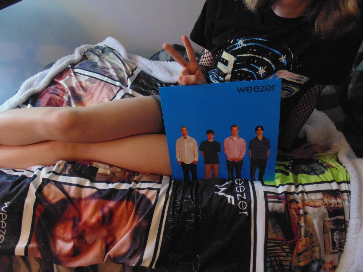 What if we cuddled on the Weezer blanket 😳😳😳
(First time using my tripod :3)
