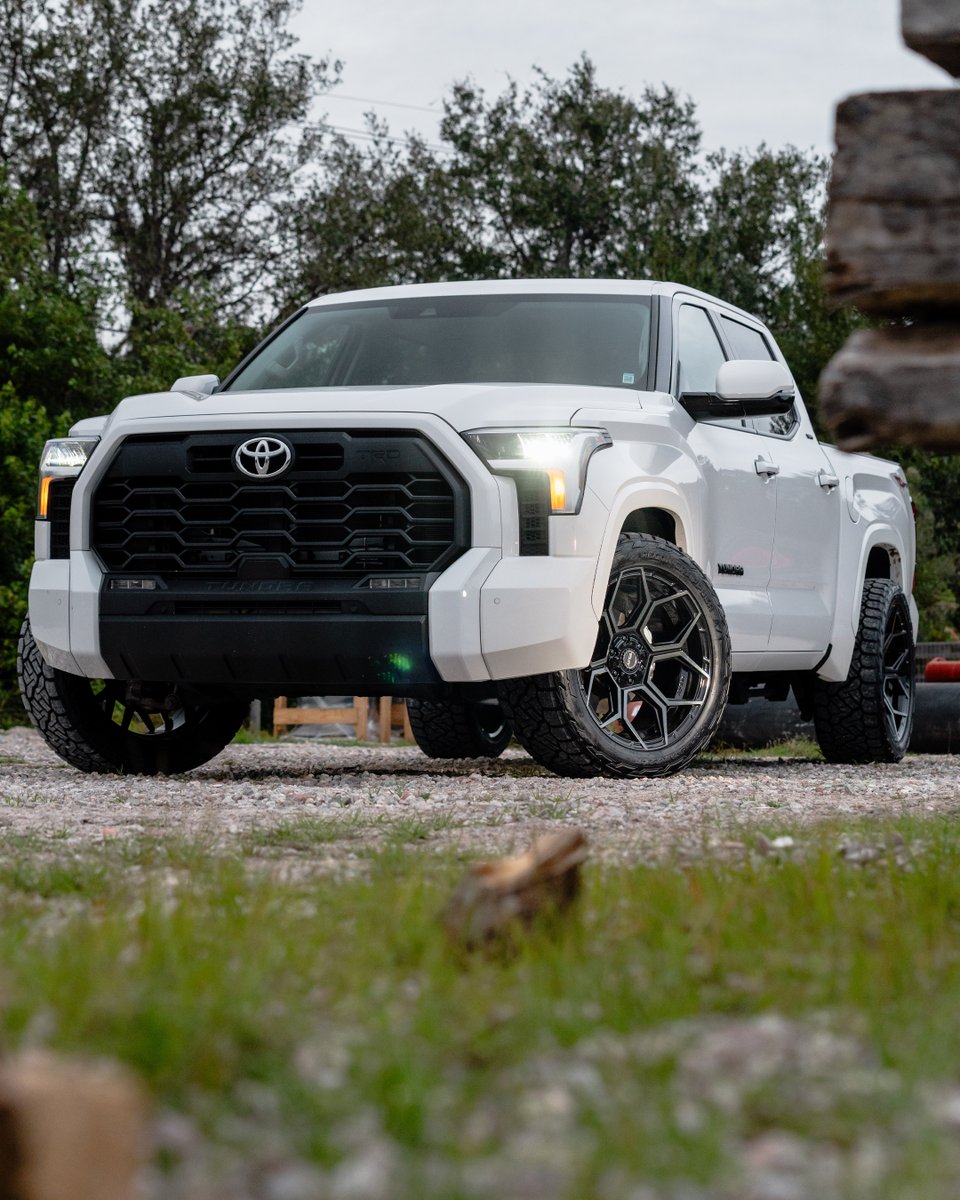 4PlayWheels's tweet photo. TUNDRA on our new S26 style. These are 22x10's wrapped in 33x12.5x22 @nittotire with stock suspension, no rubbing on this setup, bolt on and transform your Tundra, simple.
#4playwheels #tundra #toyotatundra #s2series #4ps2series #tundrarims #sr5 #sr5tundra https://t.co/fVYYsFh0ro