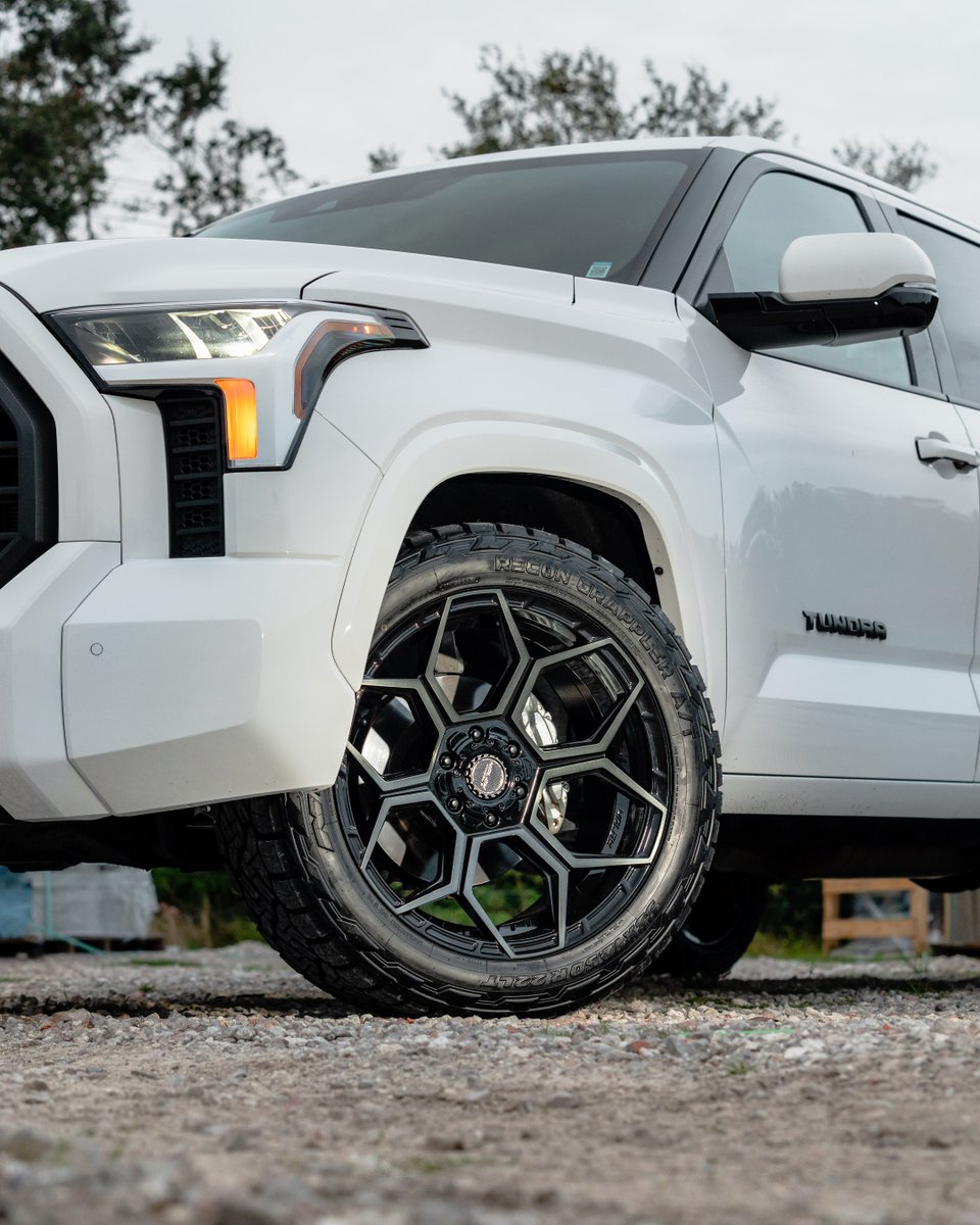 4PlayWheels's tweet photo. TUNDRA on our new S26 style. These are 22x10's wrapped in 33x12.5x22 @nittotire with stock suspension, no rubbing on this setup, bolt on and transform your Tundra, simple.
#4playwheels #tundra #toyotatundra #s2series #4ps2series #tundrarims #sr5 #sr5tundra https://t.co/fVYYsFh0ro
