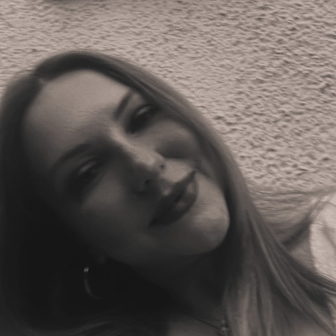 İyi ki doğdum 💛
Bir yaş daha, kendime ve kendi değerime yaklaşarak…
Zor ama güzel bir yol bu; düşe kalka, yeniden doğa doğa.
Her yaşla birlikte biraz daha kökleniyor, biraz daha çiçekleniyorum.
Hoş geldin bana, yeni yaşım ✨