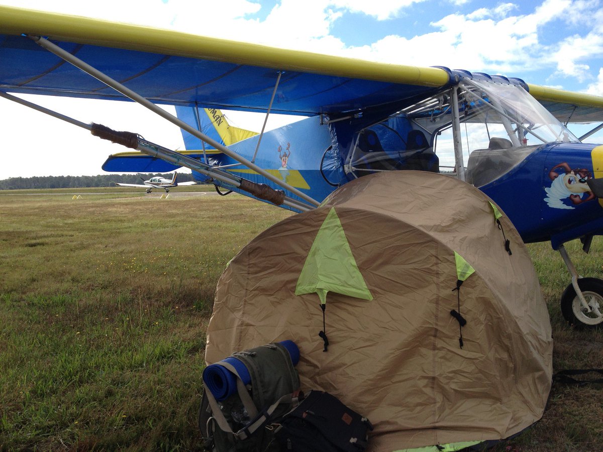 C'est incroyable.
Les gens me laissent les clés de leurs voitures, camions, maisons, châteaux. Même quand ils ne sont pas là, qu’on ne s’est encore jamais rencontrés. Pour me soutenir, ils cachent les clés mais avec des signes de pistes, des photos, pour que je les retrouve. Et