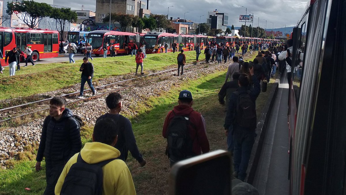 Heidy Sánchez Barreto 💛💚 (@heidy_up) on Twitter photo El chiste se cuenta solo: un bus varado de <a href="/TransMilenio/">TransMilenio</a> bastó para colapsar la Autonorte, NQS, calle 80 y Suba. Es decir, toda la ciudad de rodillas por culpa de un vehículo. Y todavía hay quienes insisten en que Bogotá debe seguir dependiendo de este sistema “eficiente” en vez El chiste se cuenta solo: un bus varado de <a href="/TransMilenio/">TransMilenio</a> bastó para colapsar la Autonorte, NQS, calle 80 y Suba. Es decir, toda la ciudad de rodillas por culpa de un vehículo. Y todavía hay quienes insisten en que Bogotá debe seguir dependiendo de este sistema “eficiente” en vez