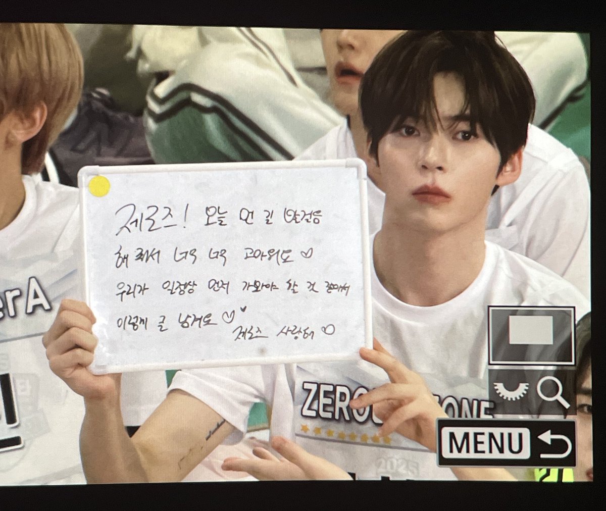 น่ารักมากกกกกเลย เหมือนว่าจบวต้องกลับแล้ว ฮันบินเลยเขียนบอร์ดลาฟค 🥺

“เจโรจึ! วันนี้ขอบคุณมากๆ เลยนะที่เดินทางมาไกล 🤍 พวกเรามีตารางงานต้องไปก่อน ก็เลยมาทิ้งข้อความไว้แบบนี้💕 เจโรจึ ซารังเฮ❤️”