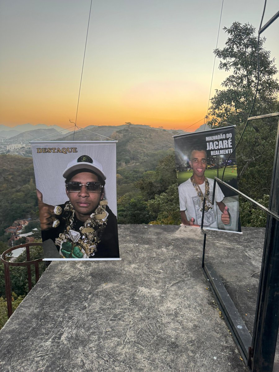 Malvadão levou o banner na CPX no complexo do alemão no alto do morro da mata pegando paisagem top demais sempre dando destaque realmente 🙏❤️
