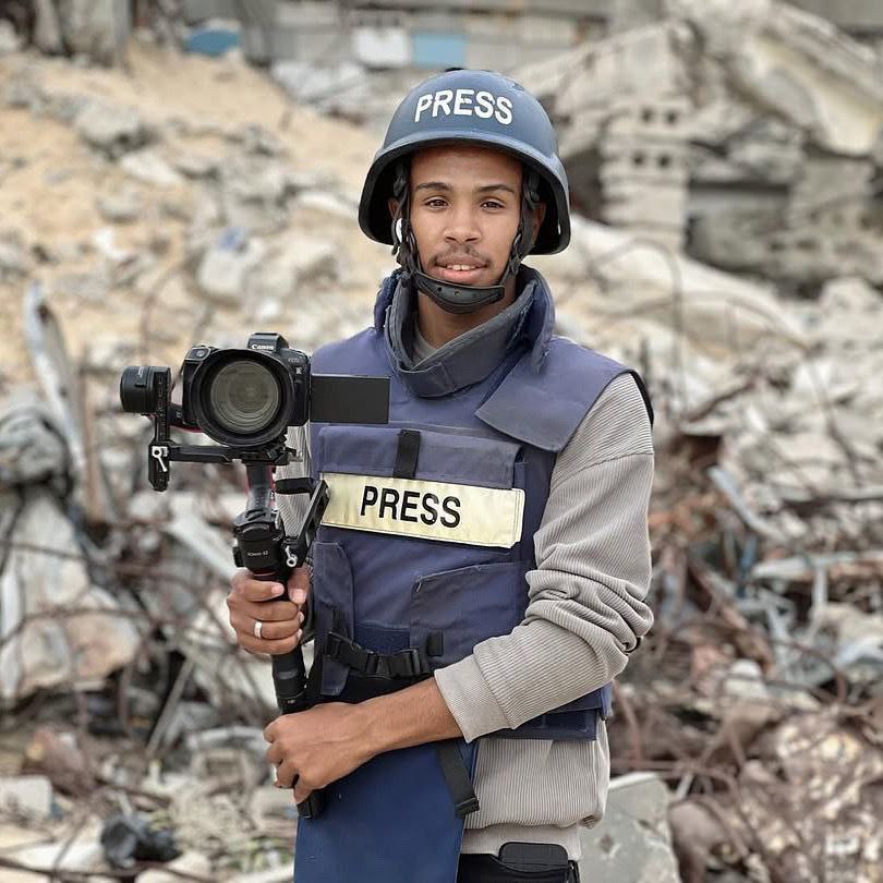 Palestinahoy01's tweet photo. Israel asesina al fotógrafo de Al Jazeera, el periodista Mohamed Salama, tras atacar el complejo médico Nasser en Jan Yunis. https://t.co/Gca3aNkYIR