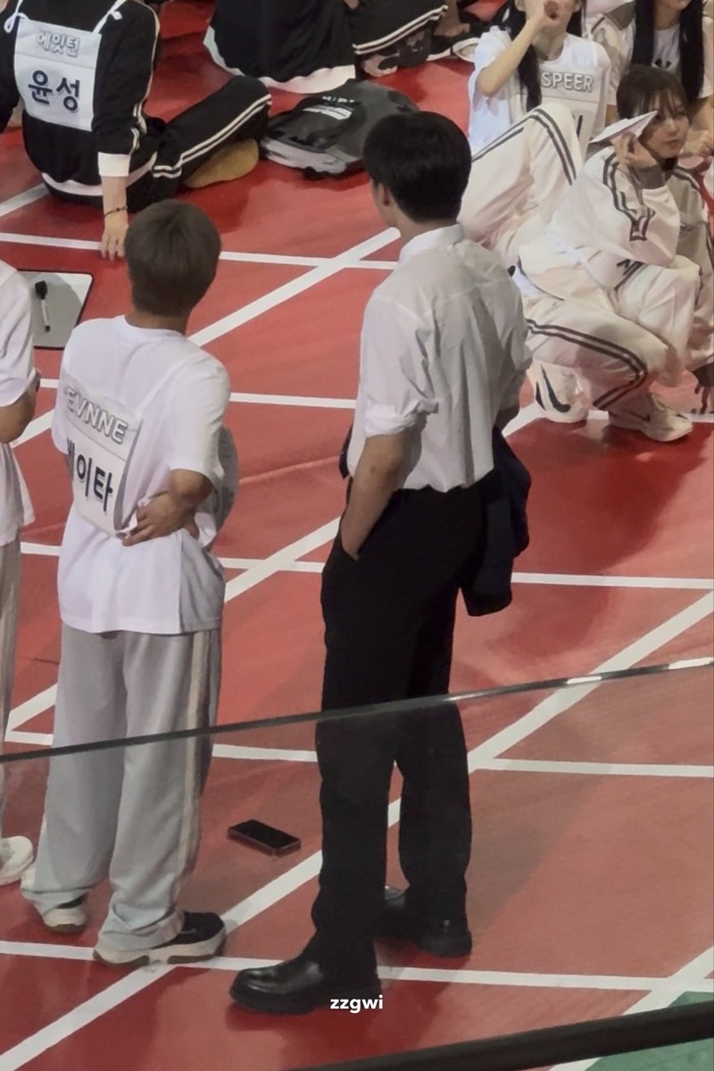 <<여기 안겨잇는 애랑
                                                 여기존나큰애>>> 
                    
동일인물이라고..? 하    씨털
평소엔 덩치 개커서 그냥 걸어다니기만 해도 위협인 수준인데 자기보다4센치짝은남자한테안기겟다고 저러고잇는거어이가없네