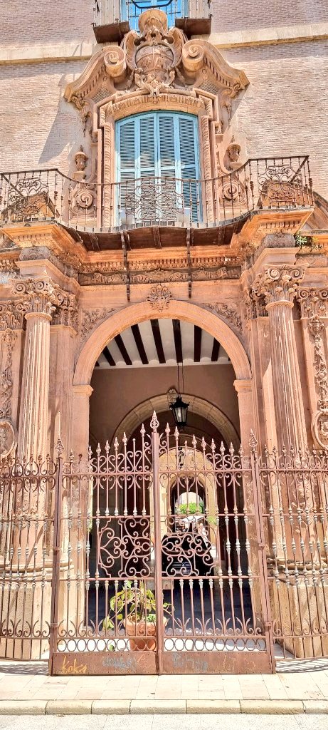 Imagina poder cruzar desde La Glorieta a la Plaza Cardenal Belluga por aquí. 

Al menos, unas horas al día.

#RestituirMurciaCascoHistórico