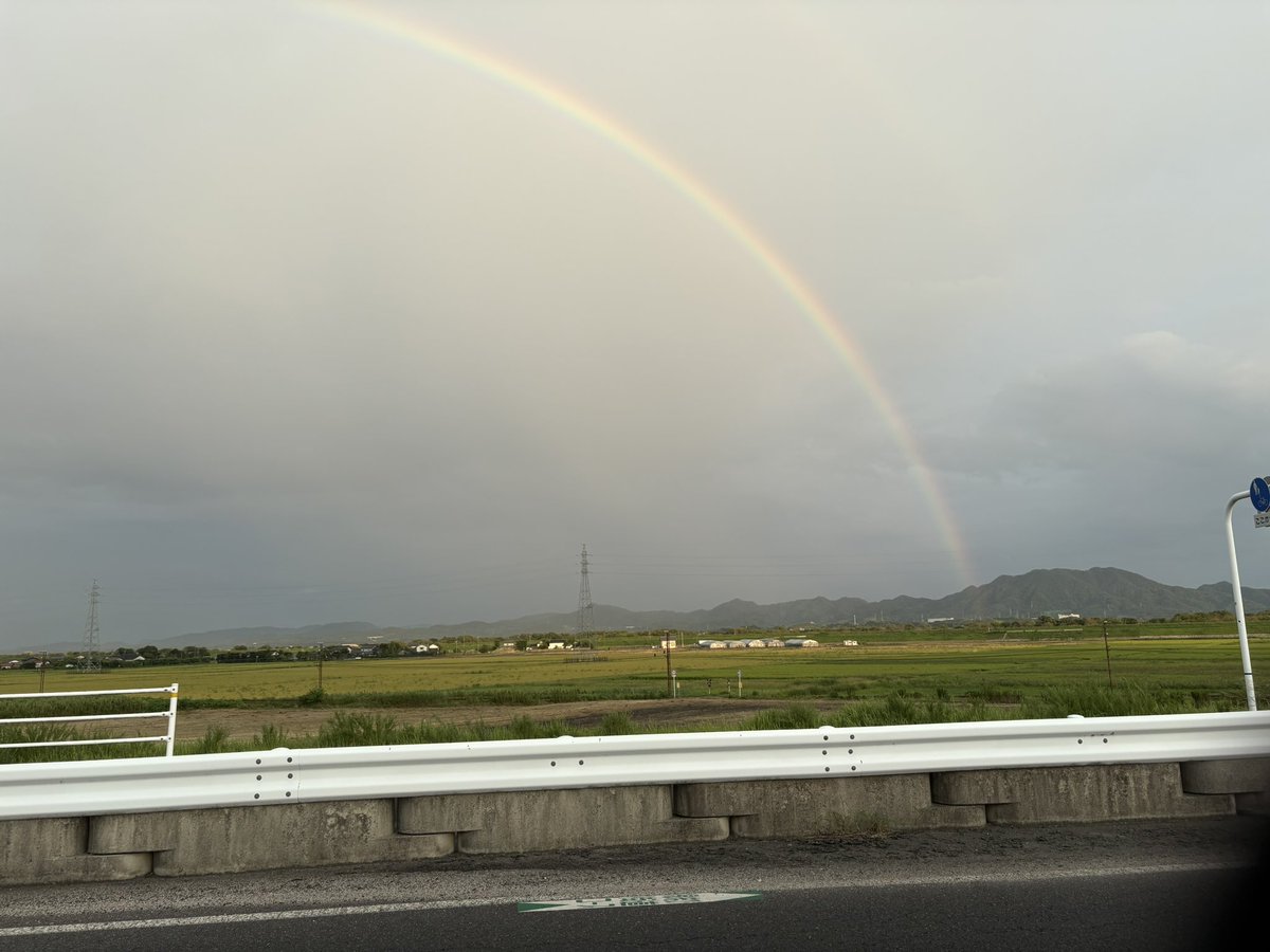 palas91y's tweet photo. 最近ずーーーっと天気良すぎやったけど、今日は曇り！と思ったら虹出てた🌈１年以上ぶりに美容院に行けて大満足🥰明日もいい日になりますように🌟 https://t.co/IrM33H7T4Y