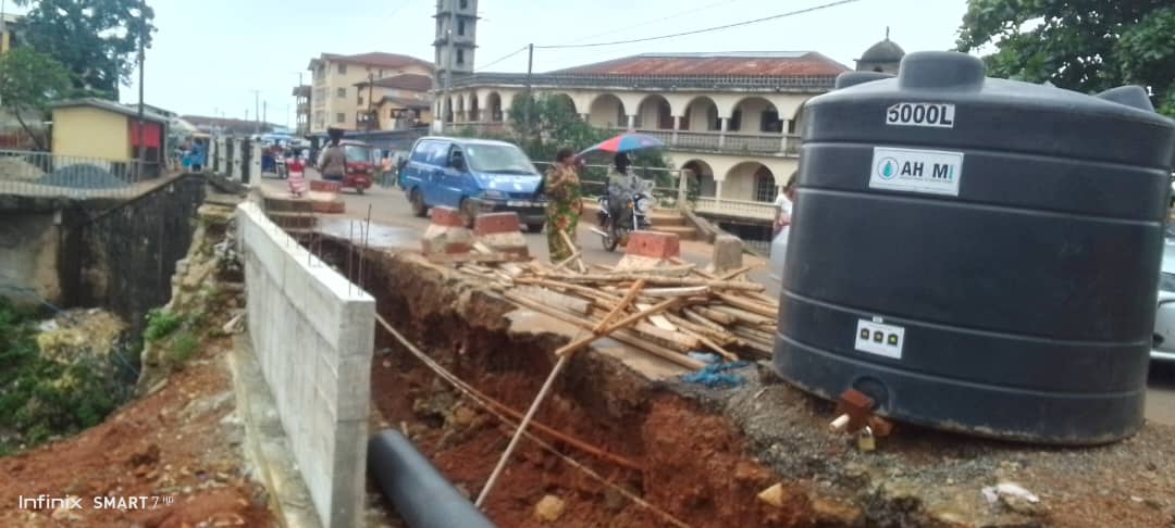 sierraeyesalone's tweet image. Concern over Locust Bridge condition

Residents of Locust community east of #Freetown have expressed concern over the stop of work on a Bridge named after the community. 

The concerns rose out from the partial work carried out by the contractor called Gento Group of Companies,