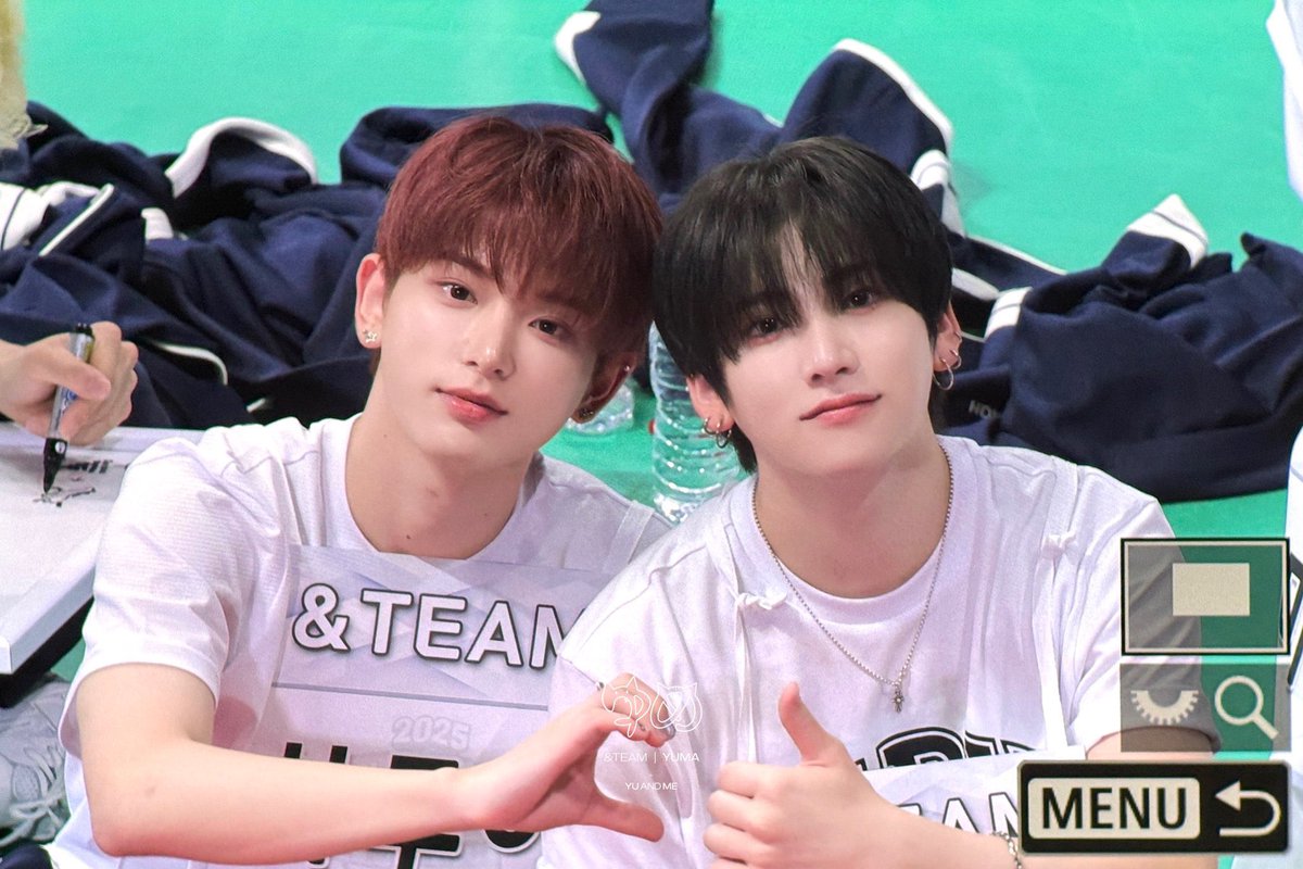 이젠 그냥 자연스럽게 오타쿠x아이돌 포지션 가져가는거같아서 미칠거같다….