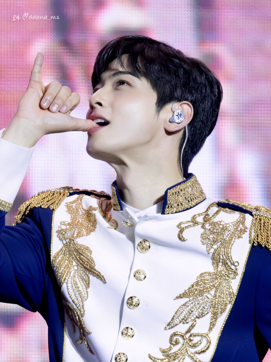 프롬 황태자 다시보기하고 자야지

차나잇👋🌃

#차은우 #CHAEUNWOO