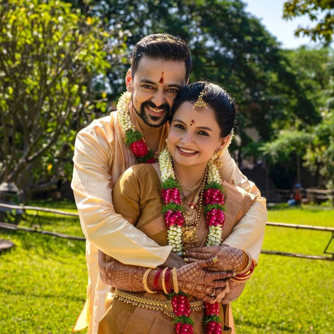 Samachar_Mumbai's tweet image. ‘સાથ નિભાના સાથિયા’ની ગોપી વહુ તરીકે ફેમસ થયેલી જિયા માણેકએ વરુણ જૈન સાથે થોડા દિવસ પહેલા લગ્ન કર્યા હતા જેની સુંદર તસવીરો સોશિયલ મીડિયા પર શેર કરી હતી.  

#sathnibhanasathiya #gopivahu #gopibahu #kokila #bahu #indianbahu #news #entertainmentnews #mumbaisamachar