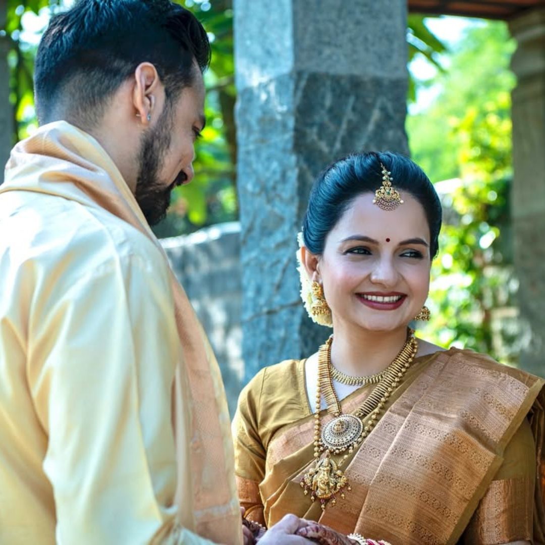 Samachar_Mumbai's tweet image. ‘સાથ નિભાના સાથિયા’ની ગોપી વહુ તરીકે ફેમસ થયેલી જિયા માણેકએ વરુણ જૈન સાથે થોડા દિવસ પહેલા લગ્ન કર્યા હતા જેની સુંદર તસવીરો સોશિયલ મીડિયા પર શેર કરી હતી.  

#sathnibhanasathiya #gopivahu #gopibahu #kokila #bahu #indianbahu #news #entertainmentnews #mumbaisamachar