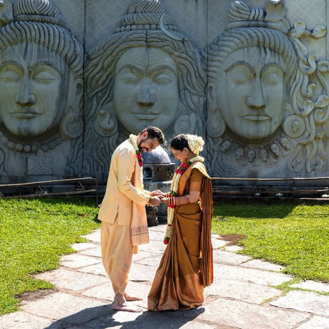 Samachar_Mumbai's tweet image. ‘સાથ નિભાના સાથિયા’ની ગોપી વહુ તરીકે ફેમસ થયેલી જિયા માણેકએ વરુણ જૈન સાથે થોડા દિવસ પહેલા લગ્ન કર્યા હતા જેની સુંદર તસવીરો સોશિયલ મીડિયા પર શેર કરી હતી.  

#sathnibhanasathiya #gopivahu #gopibahu #kokila #bahu #indianbahu #news #entertainmentnews #mumbaisamachar