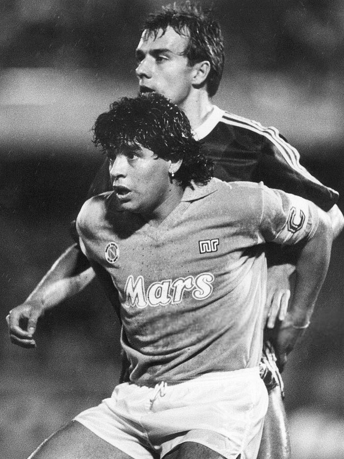 DALEDIEZ10's tweet photo. Maradona aguantando la marca de Hansi Flick durante la semifinal de la copa UEFA (1989)

QUÉ FOTO. https://t.co/m9umgO7dD4