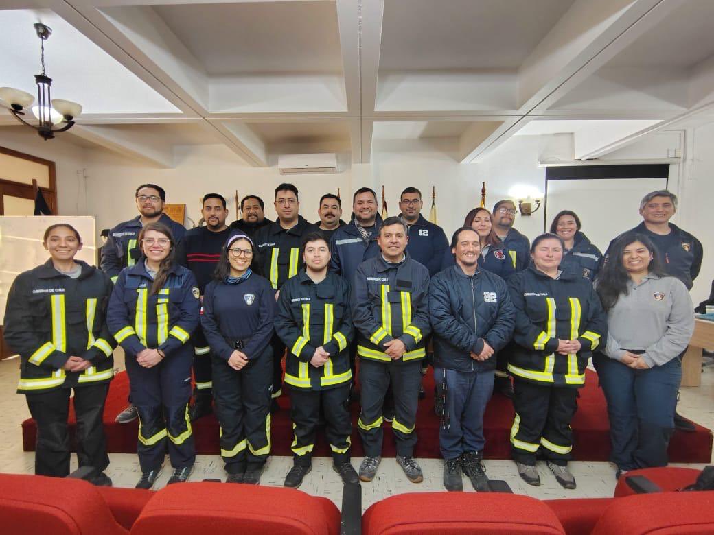 CAPACITACIÓN 📚 | Nuestra Inspectora de Comandancia y Bombera Activa, Srta. Connie Quiroz, aprobó la habilitación de Instructor en Soporte Vital en el Cuerpo de Bomberos de Peñaflor. Como Compañía, estamos muy felices de contar hoy con dos instructores en esta especialidad.