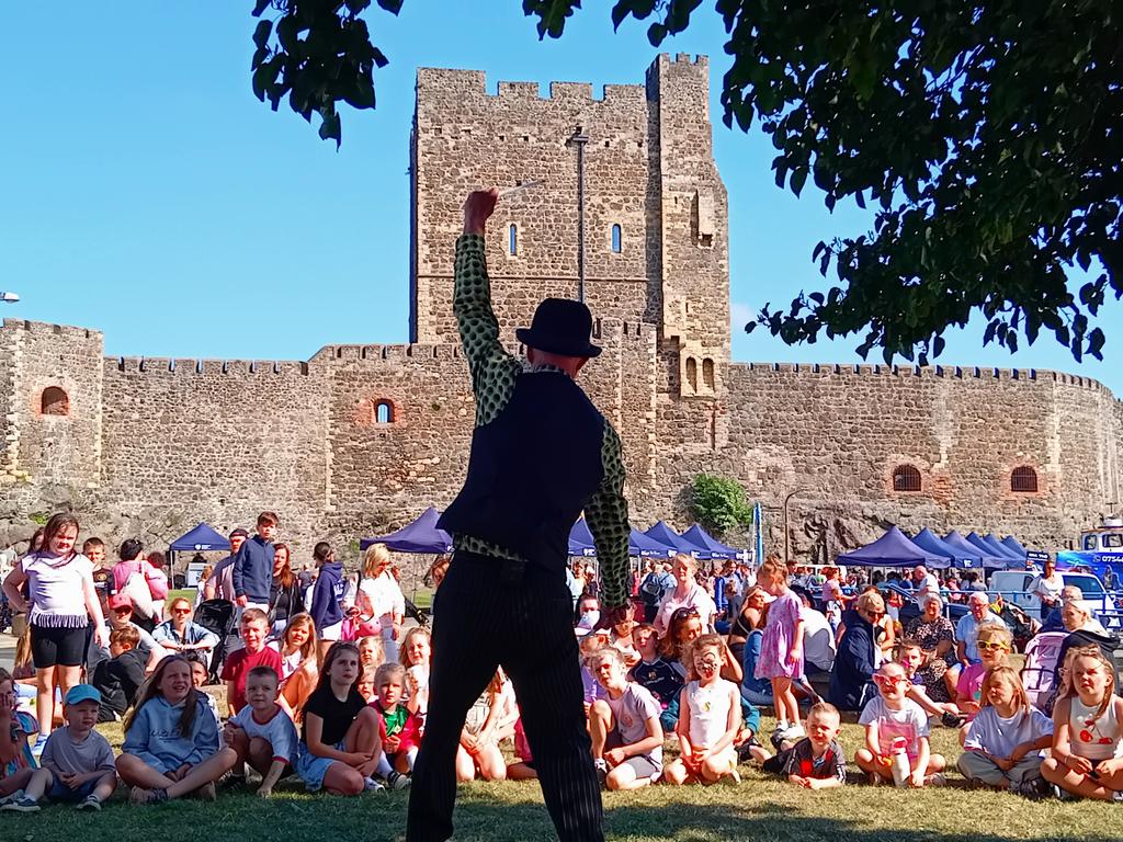Carrick Coastal Vibes. Big crowds enjoying all the acts <a href="/mea_bc/">Mid and East Antrim Borough Council</a>