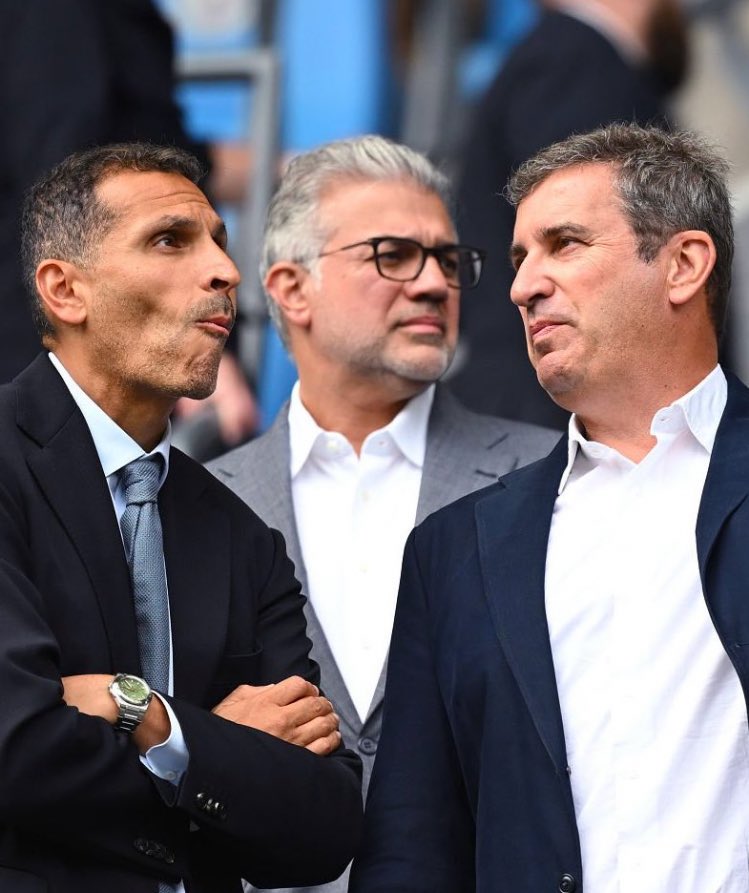 🚨💣 ▪️Les dirigeants de <a href="/ManCity/">Manchester City</a> ne veulent pas être perçus comme des acheteurs paniqués, mais certains craignent que cette saison ne reflète l'incohérence de l’été catastrophique de 2024. 

▪️En conséquence, le club envisage une intervention tardive sur le marché pour couvrir