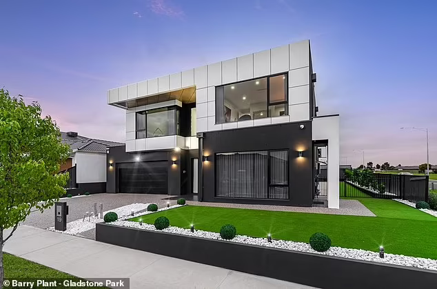 في عام 2021، أرسلت بورصة شهيرة عن طريق الخطأ لهذا الزوجين 10.47 مليون دولار بدلًا من 100 دولار.

على الفور، قاموا بنقل 4 ملايين دولار إلى الخارج، وشراء 4 منازل فخمة، سيارات فاخرة، أثاث، وأعمال فنية.

لم تلاحظ الشركة أي شيء لمدة 7 أشهر.

حتى كشفت **تفصيلة واحدة فقط** أمرهم:🧵