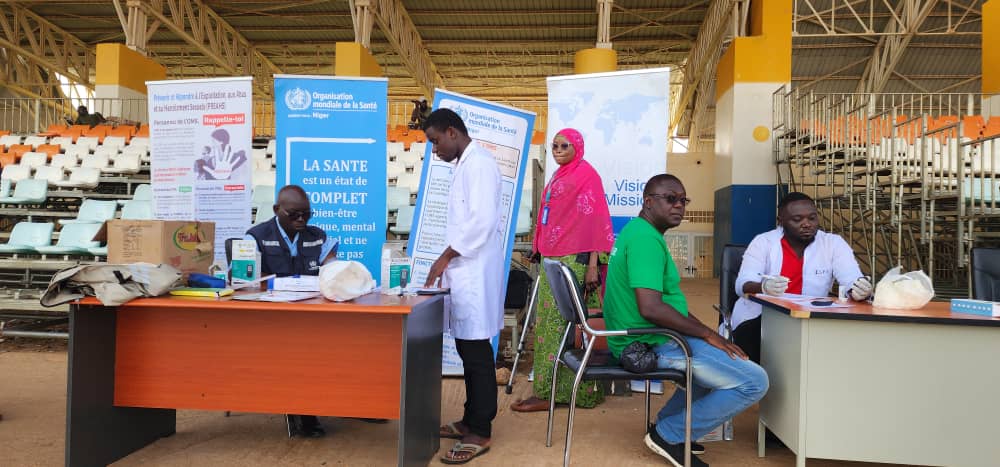Pour la #JournéeMondialeDeLAideHumanitaire, <a href="/OMSNiger/">OMS Niger</a>, à travers ses antennes régionales, a appuyé les initiatives visant à promouvoir la santé et le bien-être des populations, telles que la salubrité, le don de sang et le dépistage du diabète,de l’hypertension artérielle.