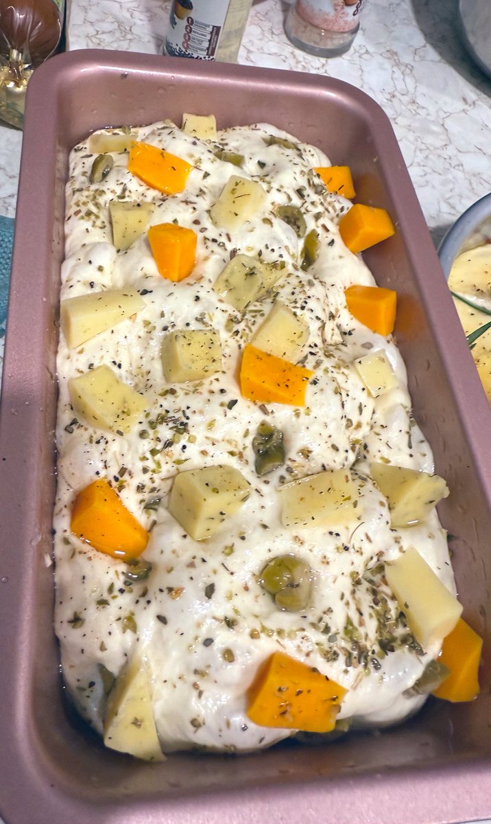 pampereira9's tweet image. Focaccia in the oven 
🫒n🧀
🥔n🌿

#baking #timepass