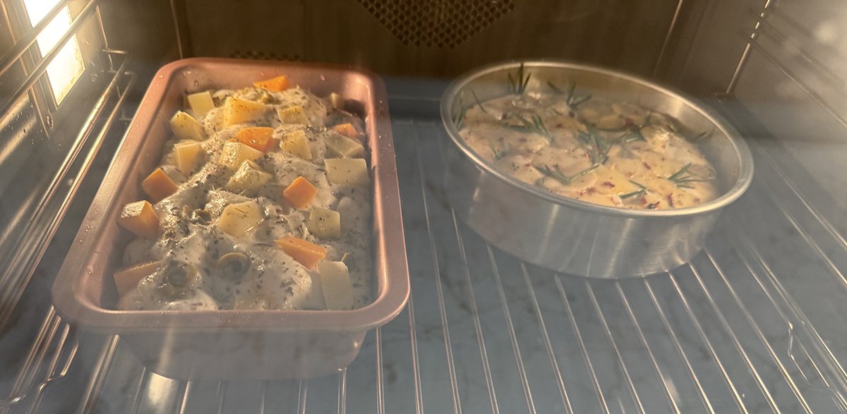 pampereira9's tweet image. Focaccia in the oven 
🫒n🧀
🥔n🌿

#baking #timepass