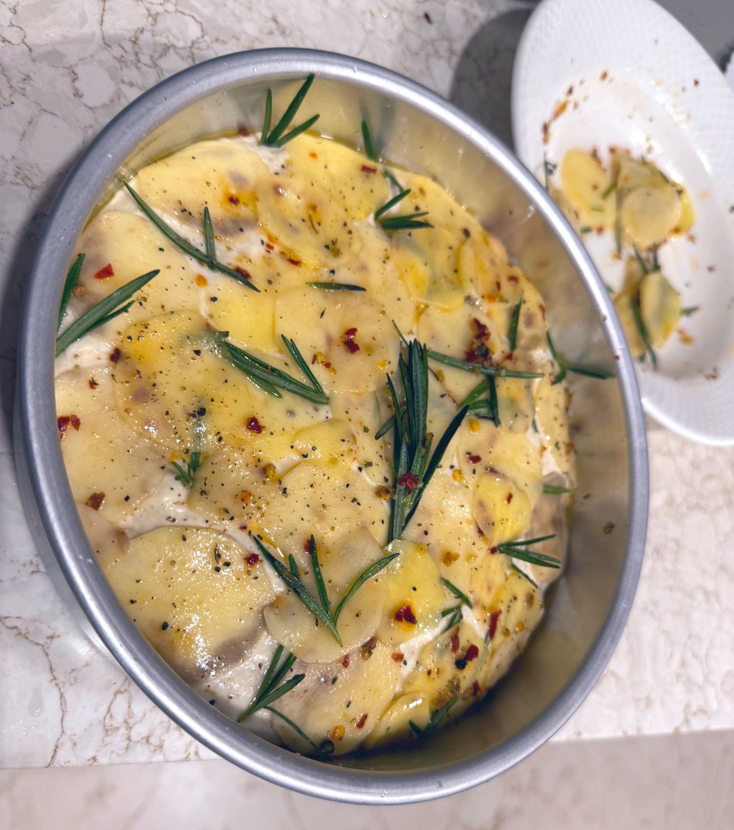 pampereira9's tweet image. Focaccia in the oven 
🫒n🧀
🥔n🌿

#baking #timepass