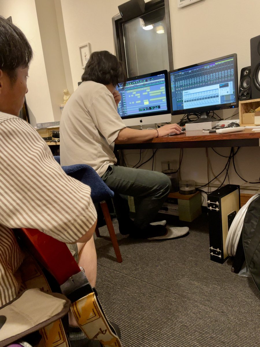 すこしずつすこしずつ。。。
recはすすんでおります🐱🎹

イメージしてる音をギターで表現しようと、この後オギさんからギターをバトンタッチするも、、🐱🎸

まだまだ作業は続きます△△

#noid_rec