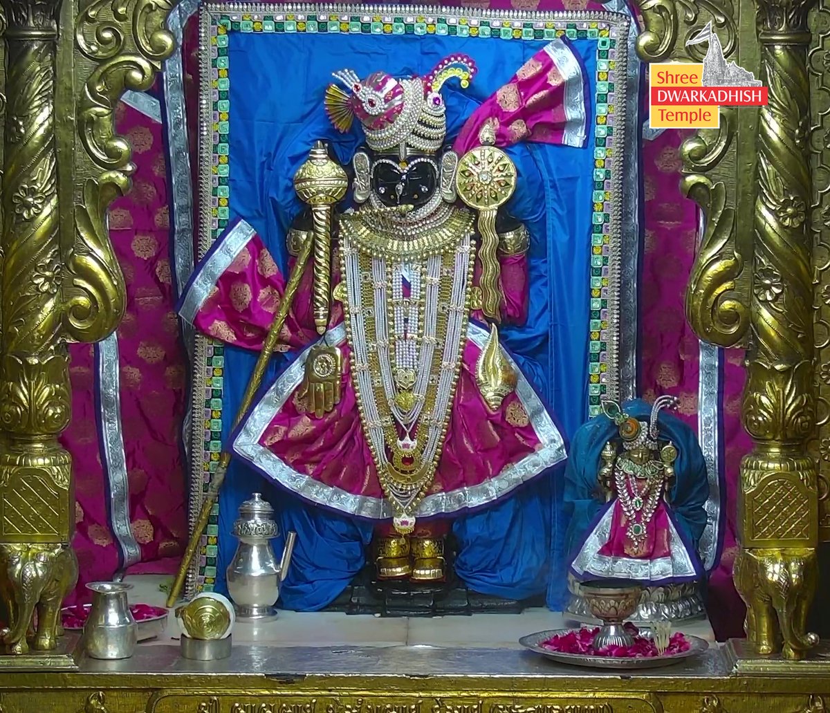 राजाधीराज द्वारीकाधीशजी के संध्या दर्शन 🙏🏻
श्री द्वारकाधीश मंदिर द्वारका,गुजरात
दिनांक :- 25/08/2025 सोमवार     

#dwarka #sandhyaaarti 
#ShridwarikadhishmandirOfficial