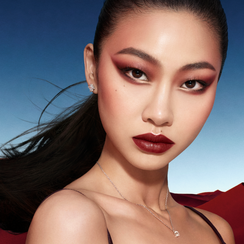 LouisVuitton's tweet photo. A nod to heritage, blending elegance and legacy in a look from Dame Pat McGrath — seen on House Ambassador Hoyeon.