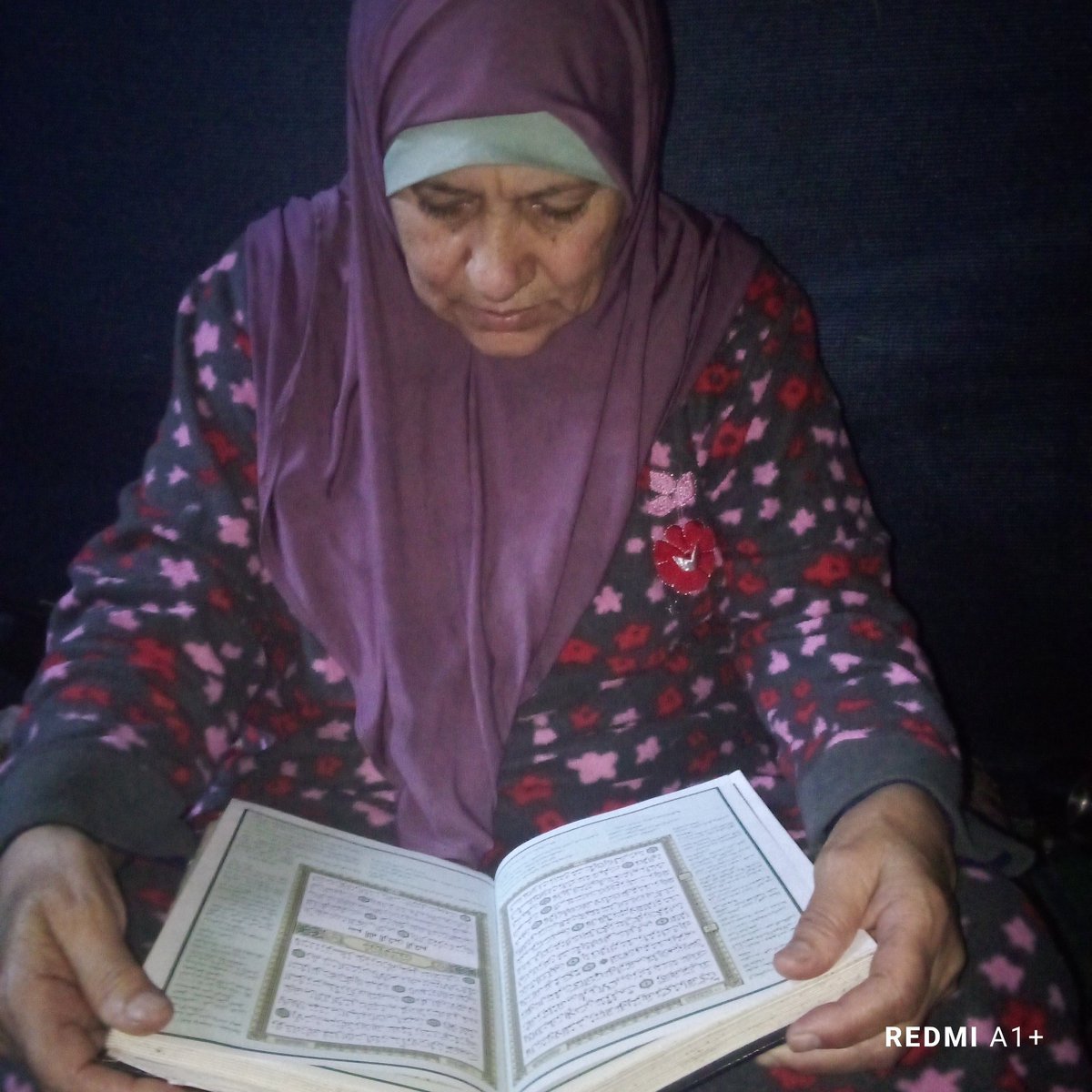 My dear followers 🌸
I am an elderly woman battling cancer 💔 My body is exhausted, and I don’t have enough food or medicine.
I hope you can look at me as if I were your mother 👵❤️ Help me with a donation, or even with a share and a comment, so it may ease my suffering