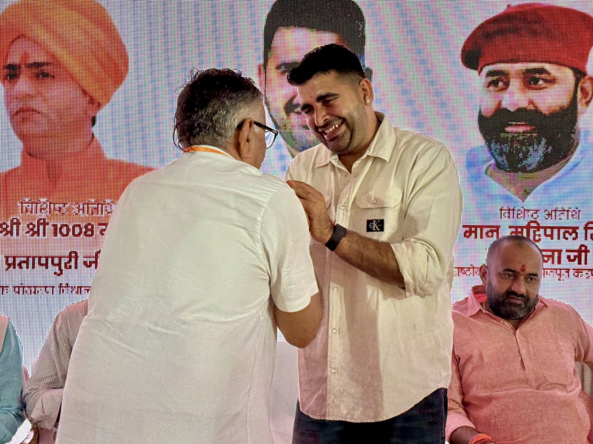 Ravindra Singh Bhati (@ravindrabhati__) on Twitter photo рдорд╛рдВ рдХреМрд╢рд▓реНрдпрд╛ рдХреА рдзрдиреНрдп рдзрд░рд╛, рднрдЧрд╡рд╛рди рд╢реНрд░реА рд░рд╛рдо рдЬреА рдХреЗ рдирдирд┐рд╣рд╛рд▓ рдЫрддреНрддреАрд╕рдЧрдврд╝ рдХреА рд░рд╛рдЬрдзрд╛рдиреА рд░рд╛рдпрдкреБрд░ рдореЗ рд╕рдирд╛рддрди рдзрд░реНрдо рдкреНрд░реЗрдореА, рдорд╛рд░рд╡рд╛рдЩреА рд╕рд░реНрд╡ рд╕рдорд╛рдЬ рдмрдВрдзреБрдУрдВ рджреНрд╡рд╛рд░рд╛ рдЖрдпреЛрдЬрд┐рдд рдПрдХ рд╢рд╛рдо рд╢реНрд░реА рдмрд╛рдмрд╛ рд░рд╛рдорджреЗрд╡ рдЬреА рдХреЗ рдирд╛рдо рднрд╡реНрдп рд╕рддреНрд╕рдВрдЧ рд╕рдорд╛рдЧрдо рдореЗрдВ рд╕рдореНрдорд┐рд▓рд┐рдд рд╣реЛрдиреЗ рдХрд╛ рд╕реМрднрд╛рдЧреНрдп рдкреНрд░рд╛рдкреНрдд рд╣реБрдЖред
рд╕рддреНрд╕рдВрдЧ рдореЗрдВ рднрдХреНрддрд┐ рд░рд╕ рд╕реЗ рд╕рд░рд╛рдмреЛрд░ рд╡рд╛рддрд╛рд╡рд░рдг рдореЗрдВ рдорд╛рдВ рдХреМрд╢рд▓реНрдпрд╛ рдХреА рдзрдиреНрдп рдзрд░рд╛, рднрдЧрд╡рд╛рди рд╢реНрд░реА рд░рд╛рдо рдЬреА рдХреЗ рдирдирд┐рд╣рд╛рд▓ рдЫрддреНрддреАрд╕рдЧрдврд╝ рдХреА рд░рд╛рдЬрдзрд╛рдиреА рд░рд╛рдпрдкреБрд░ рдореЗ рд╕рдирд╛рддрди рдзрд░реНрдо рдкреНрд░реЗрдореА, рдорд╛рд░рд╡рд╛рдЩреА рд╕рд░реНрд╡ рд╕рдорд╛рдЬ рдмрдВрдзреБрдУрдВ рджреНрд╡рд╛рд░рд╛ рдЖрдпреЛрдЬрд┐рдд рдПрдХ рд╢рд╛рдо рд╢реНрд░реА рдмрд╛рдмрд╛ рд░рд╛рдорджреЗрд╡ рдЬреА рдХреЗ рдирд╛рдо рднрд╡реНрдп рд╕рддреНрд╕рдВрдЧ рд╕рдорд╛рдЧрдо рдореЗрдВ рд╕рдореНрдорд┐рд▓рд┐рдд рд╣реЛрдиреЗ рдХрд╛ рд╕реМрднрд╛рдЧреНрдп рдкреНрд░рд╛рдкреНрдд рд╣реБрдЖред
рд╕рддреНрд╕рдВрдЧ рдореЗрдВ рднрдХреНрддрд┐ рд░рд╕ рд╕реЗ рд╕рд░рд╛рдмреЛрд░ рд╡рд╛рддрд╛рд╡рд░рдг рдореЗрдВ