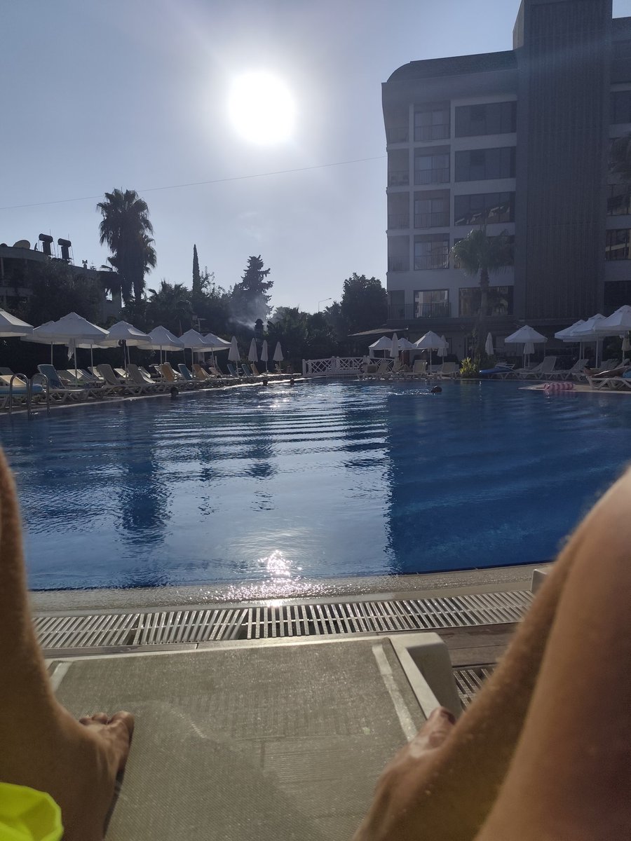 I love this time of the day on holiday still very hot but nearly everyone has disappeared to get ready....a few beers just chilling out 🍺😎🌞